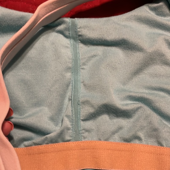 Lululemon top with bra. LN condition - Picture 8 of 9